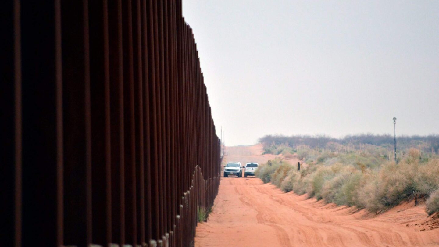 El gobierno de Estados Unidos anunció que cambiará las barreras fronterizas por bolardos |
