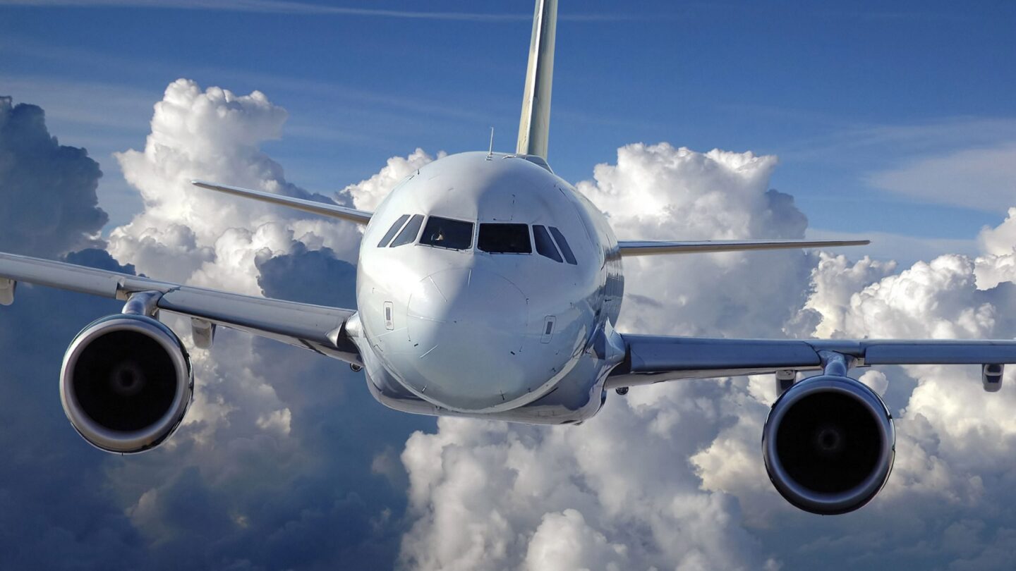 wallpaper-avión-comercial-blanco-en-el-cielo | México Ahora