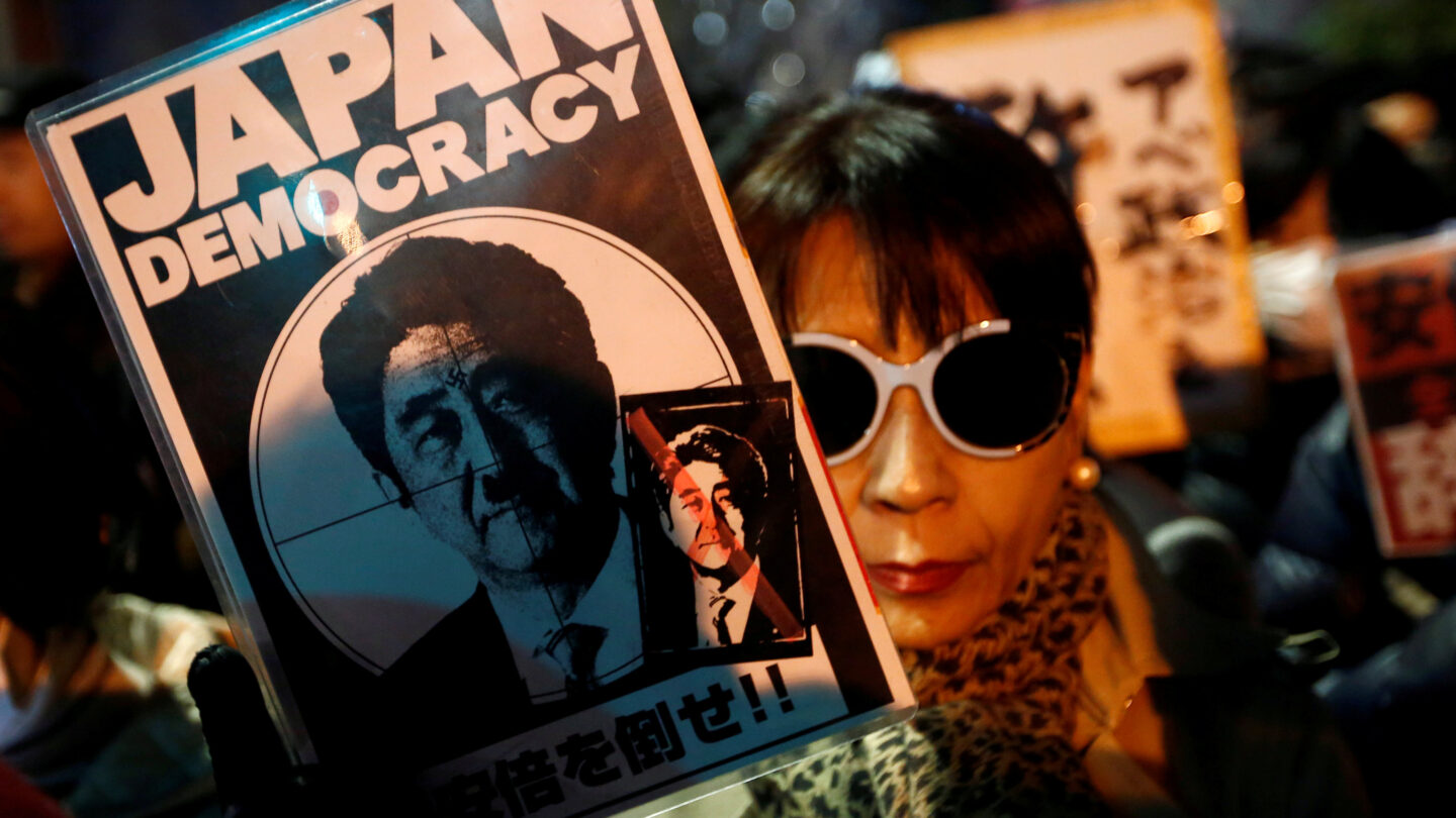 Japón aumenta la presión contra el primer ministro Shinzo Abe en medio de un escándalo de favoritismo |
