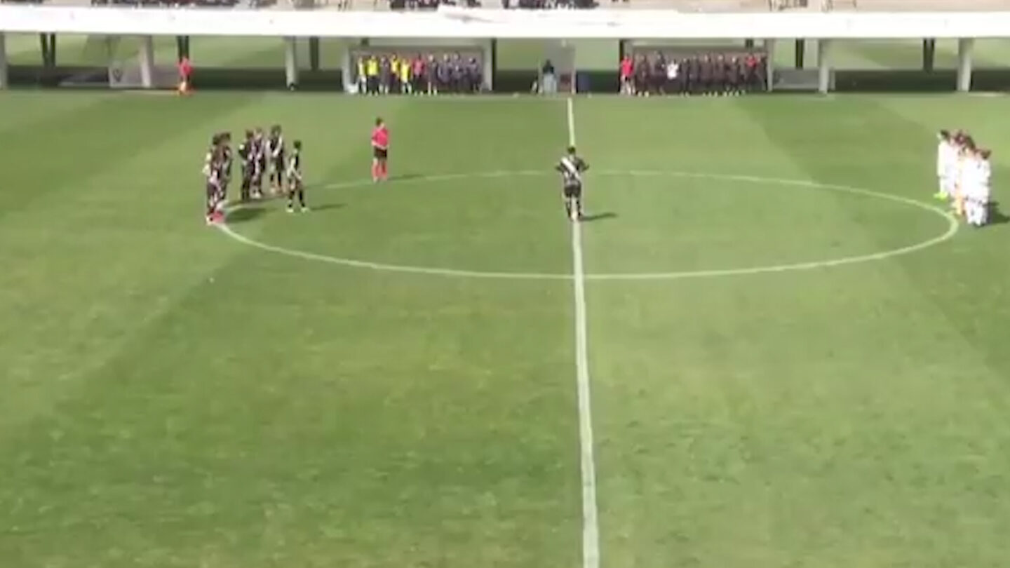 Se negó a realizar un minuto de silencio por una niña muerta y ésta fue la reacción de las futbolistas |