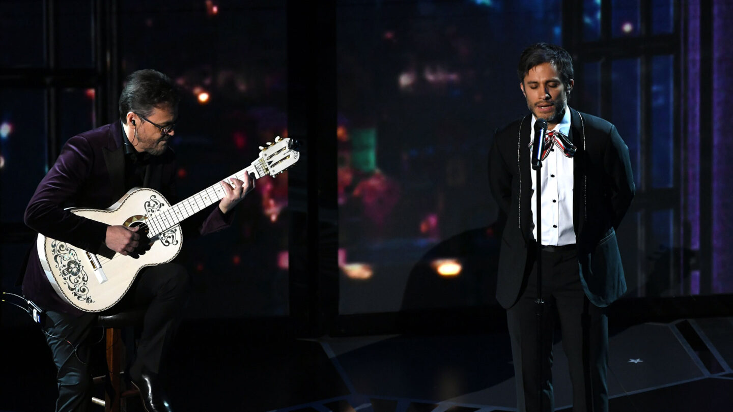 El club de los 7 papelones musicales históricos en los Oscar al que se sumó Gael García Bernal |