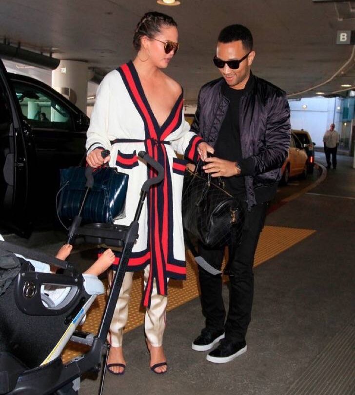 Esposa de John Legend casi quedó desnuda Con bolso y bebé en mano no pudo sujetar su ropa que caía |