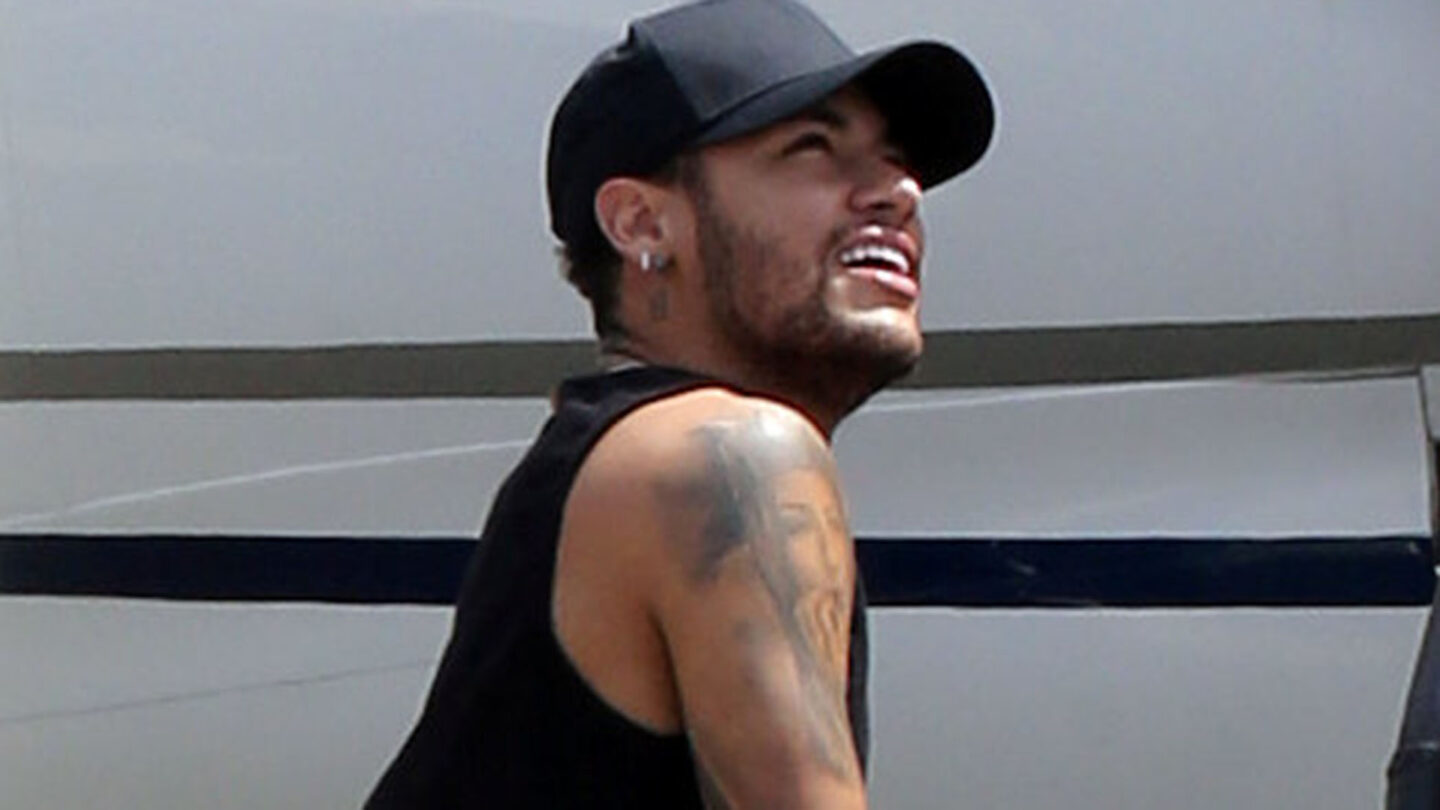 Neymar salió del hospital en un helicóptero tras ser operado en el pie |