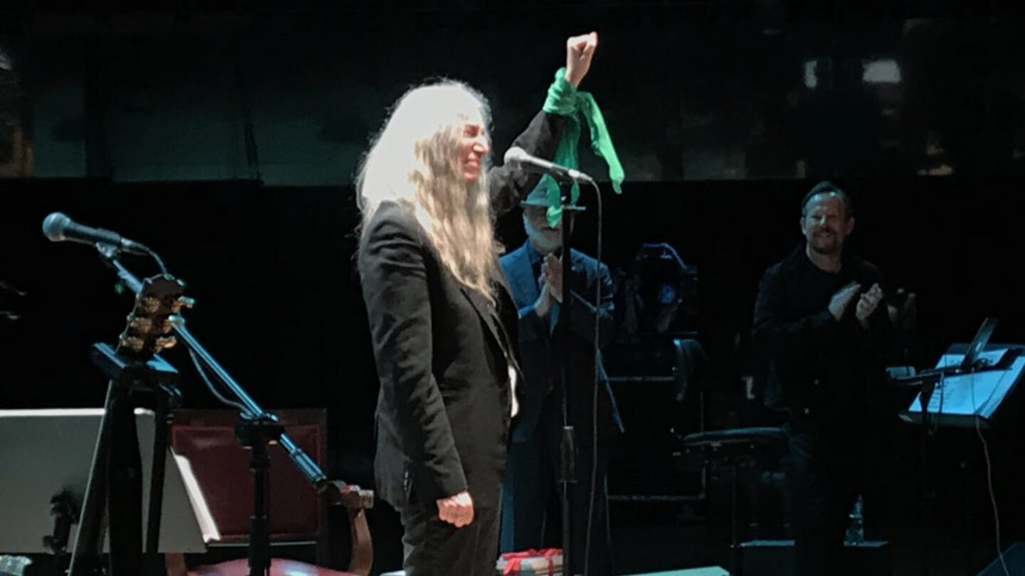 Patti Smith en el CCK el poder de convertir un concierto de poesía en una experiencia hipnótica |