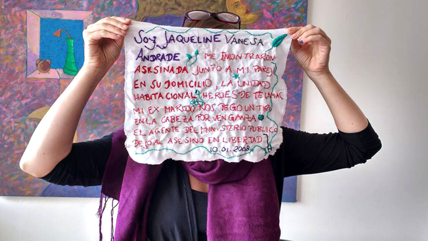 Bordamos feminicidios el breve relato del horror como homenaje en una tela |