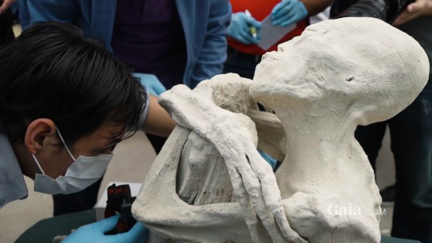María la polémica momia humanoide con tres dedos hallada cerca a las líneas de Nazca en Perú |