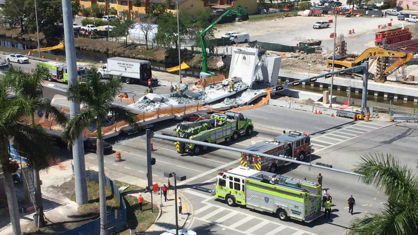 Colapsó un puente peatonal en construcción en Miami hay varios muertos |