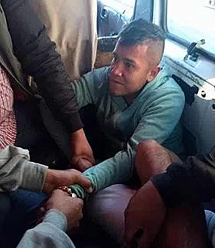 COBARDE Pasajeros atrapan a ladrón y le habla a su mujer para que lo rescate |