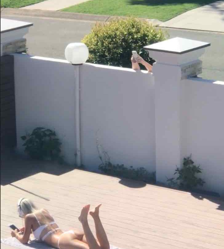 Me da asco Ve que un extraño graba a su novia en bikini Lo hizo pagar mostrando su cara golpeada |