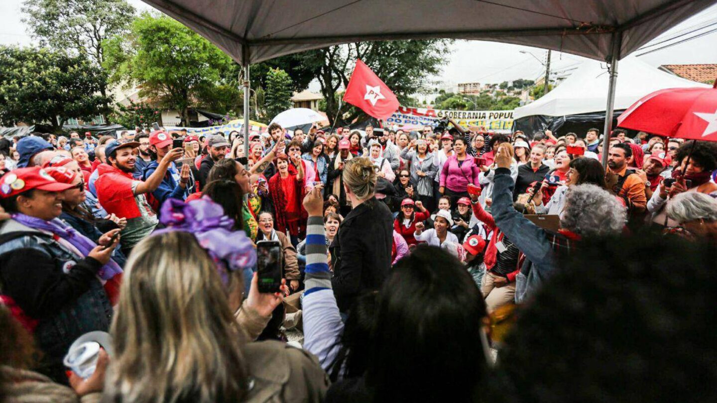 Respaldo a Lula crece transcurrido casi un mes de haberse entregado |