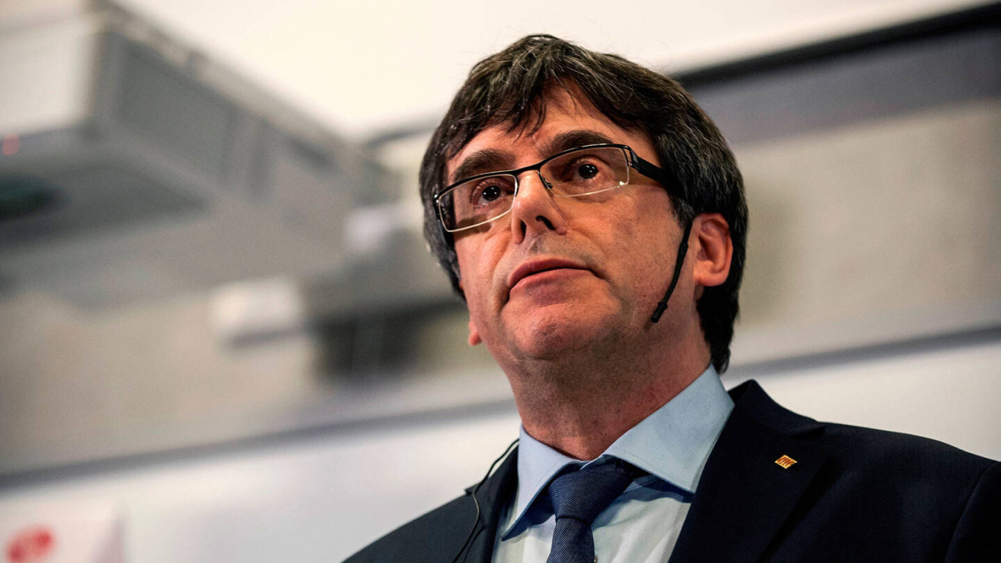 Puigdemont debate su futuro entre la cárcel o el exilio |