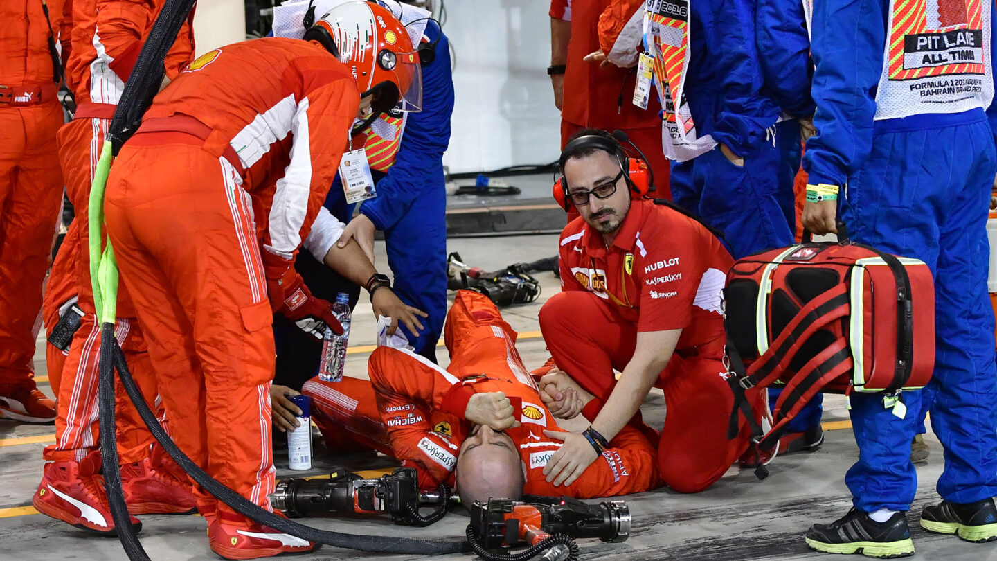 El momento en el que un mecánico de Ferrari es atropellado por Kimi Raikkonen |