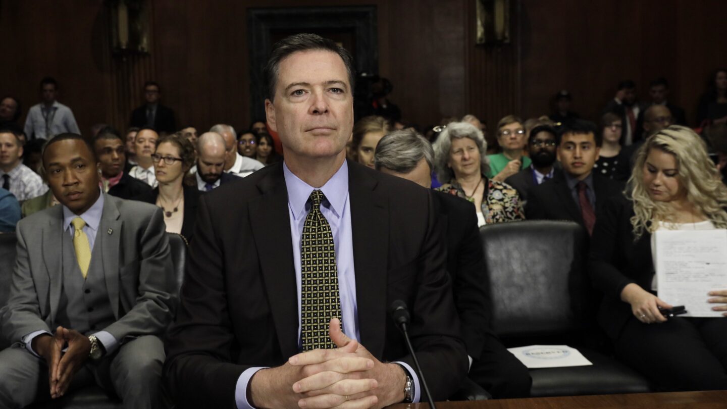 FBI Director Comey prepares to testify at a Senate Judiciary Committee hearing on Capitol Hill in Washington El exdirector del FBI contra Trump acoso mafia y la noche de las prostitutas rusas |