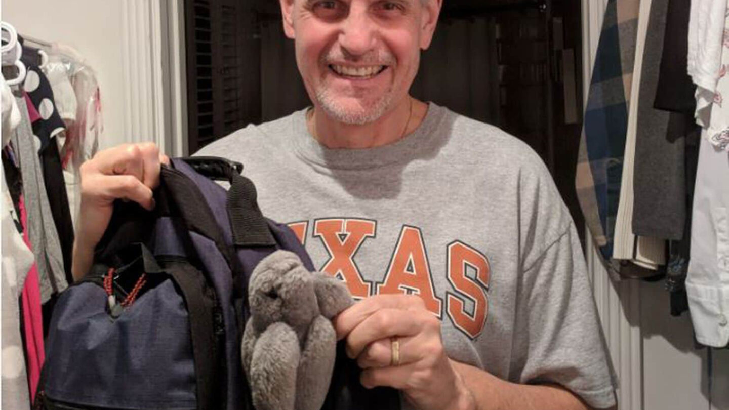 Durante 18 años este padre llevó un peluche de su hija al trabajo sin que ella tuviese la menor idea |