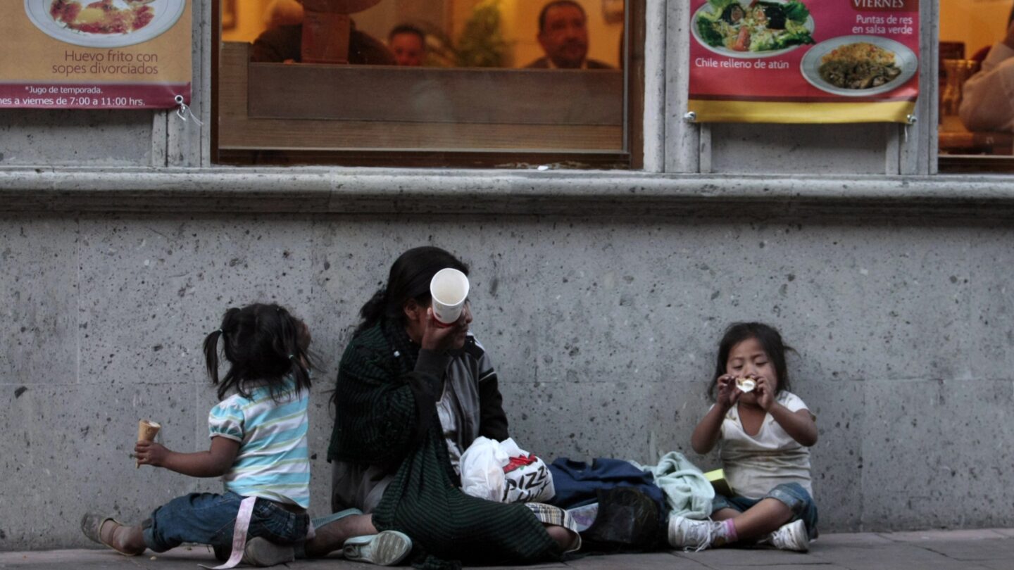 A homeless woman and her children sit outside a restaurant as she waits to receive a handout in Mexico Citys historic Zocalo Square Crece la pobreza en León mala administración y pandemia contribuyen |