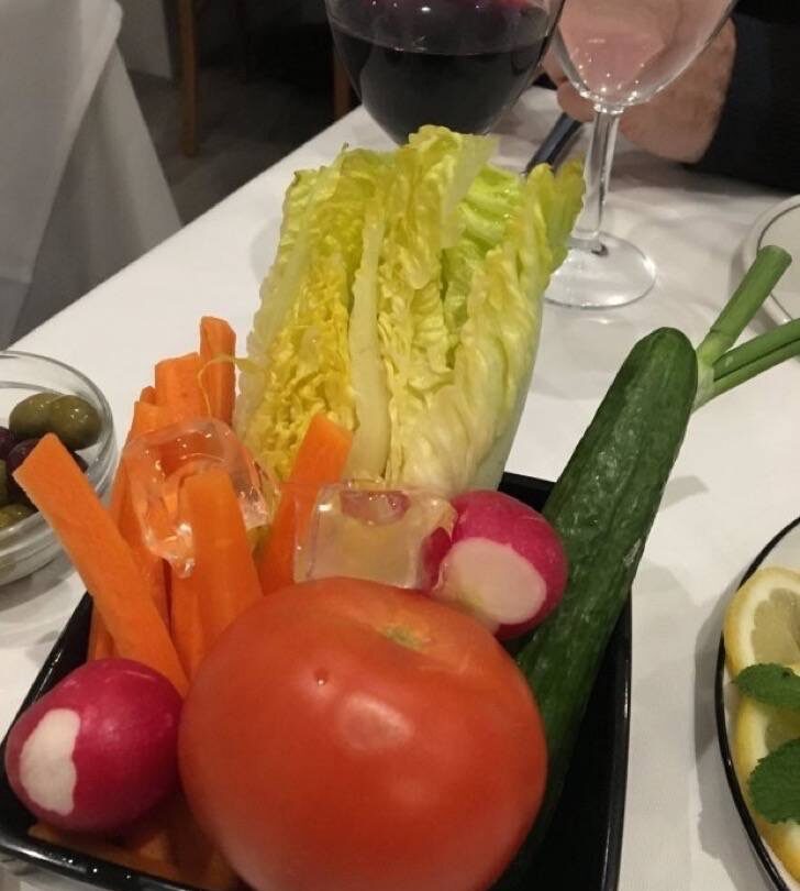 Pidió una ensalada y esto llegó a su mesa Había una explicación para el tomate sin pelar y el hielo |