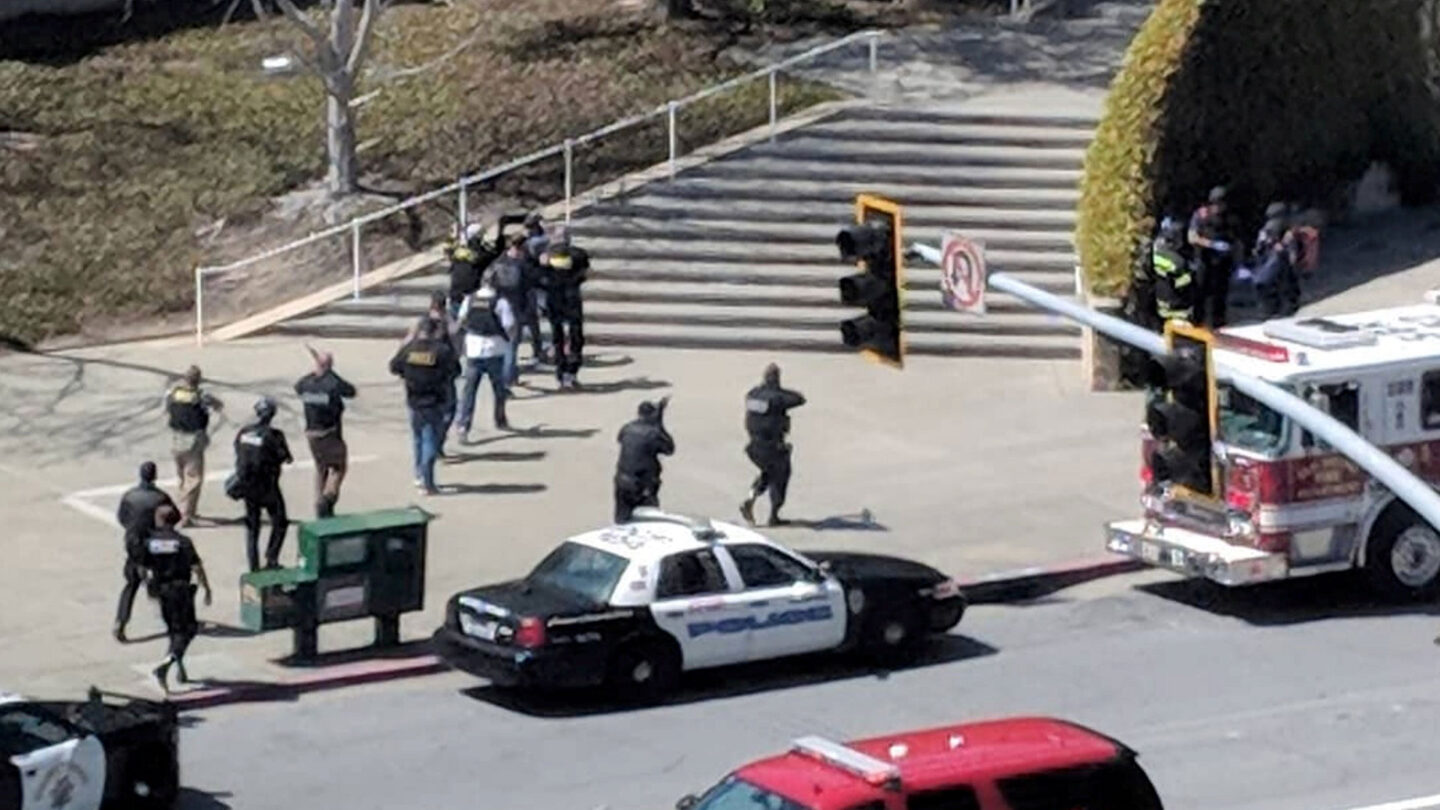 Tiroteo en las oficinas de YouTube en California hay al menos tres heridos y la atacante se suicidó en el lugar |
