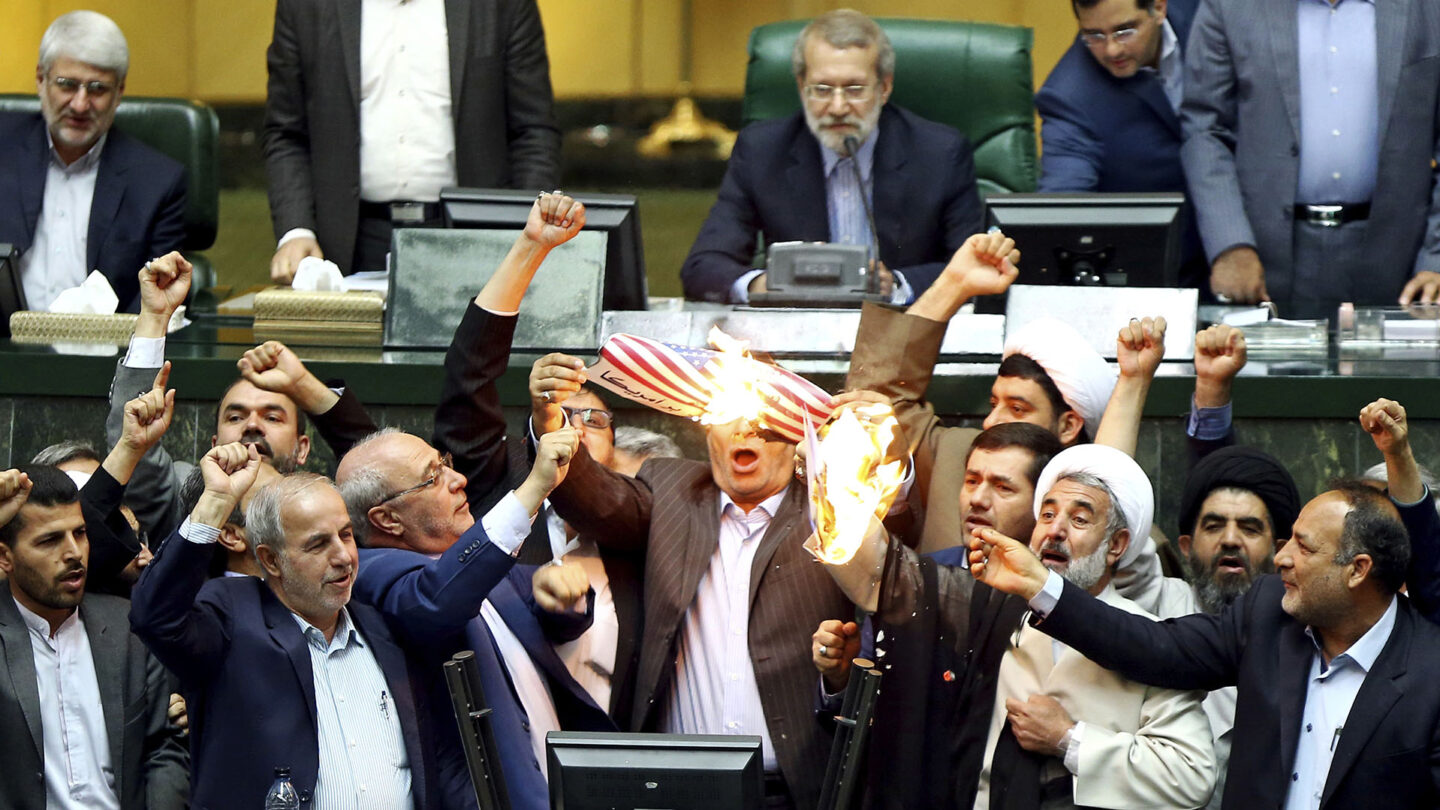 Parlamentarios iraníes quemaron la bandera de Estados Unidos luego de que Donald Trump retirara a su país del acuerdo nuclear |