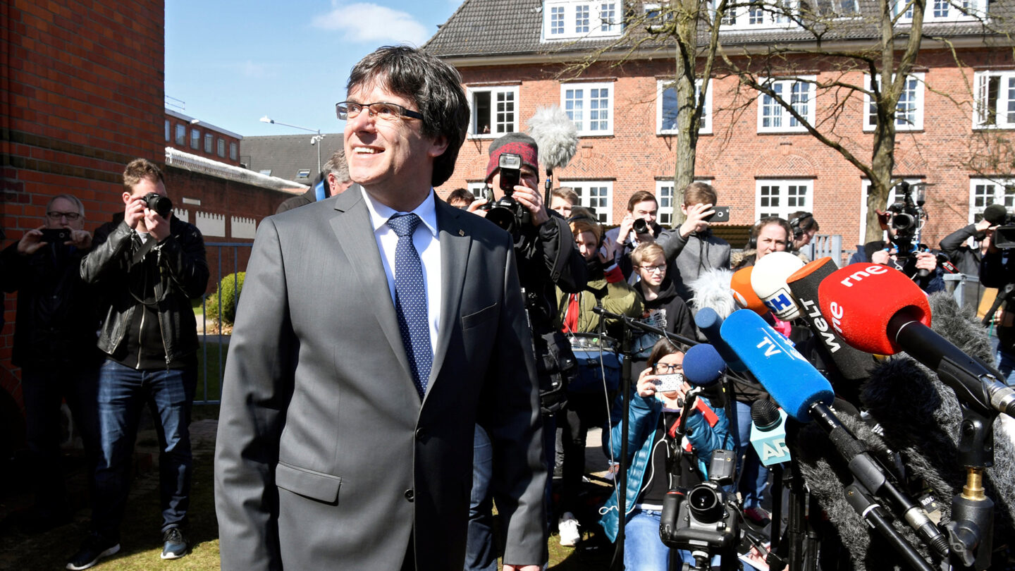 El Parlamento catalán revive el fantasma de Carles Puigdemont aprobó investir a un presidente a distancia |