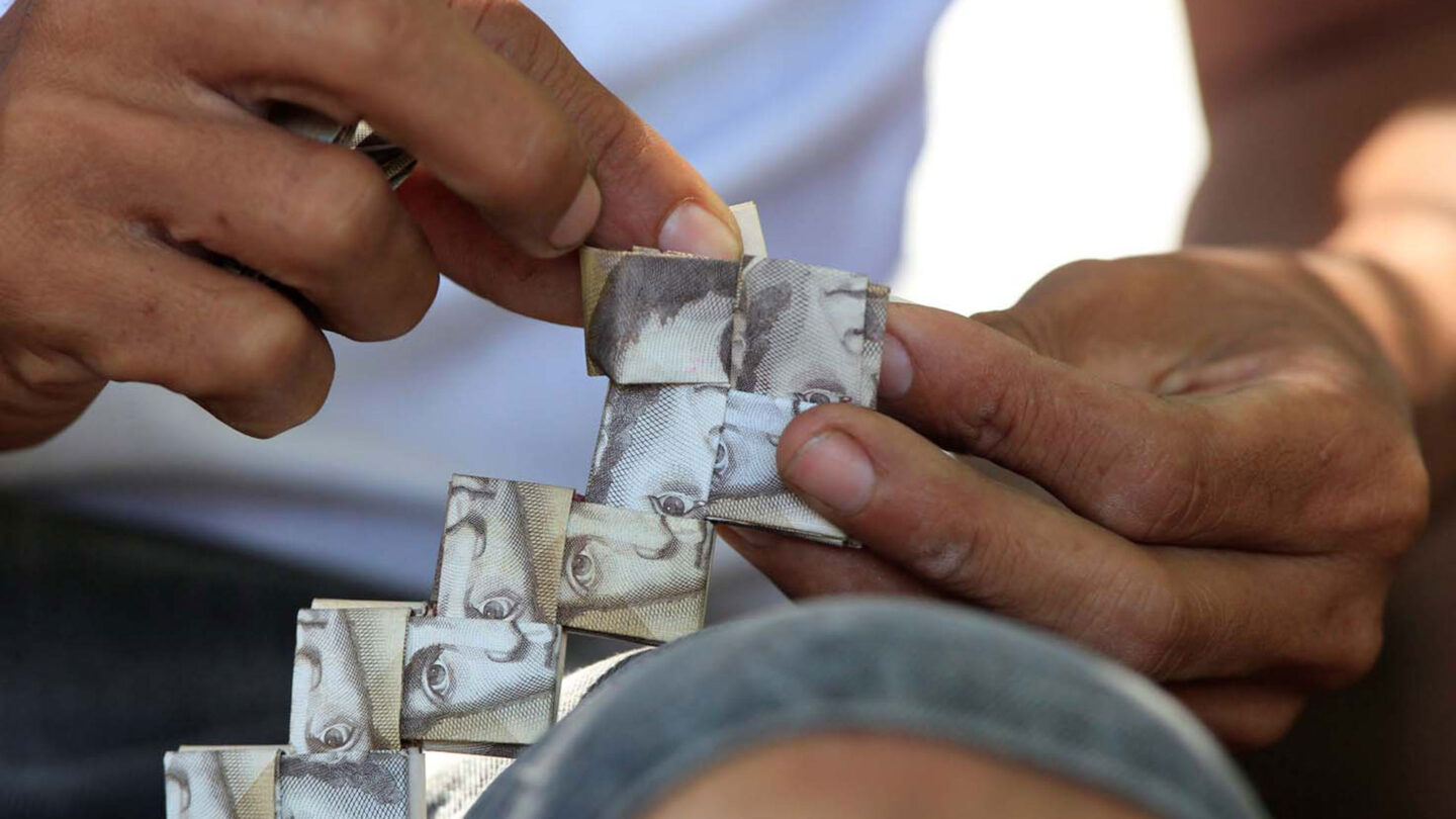 Hiperinflación en Venezuela las artesanías fabricadas con bolívares ya valen más que la moneda |