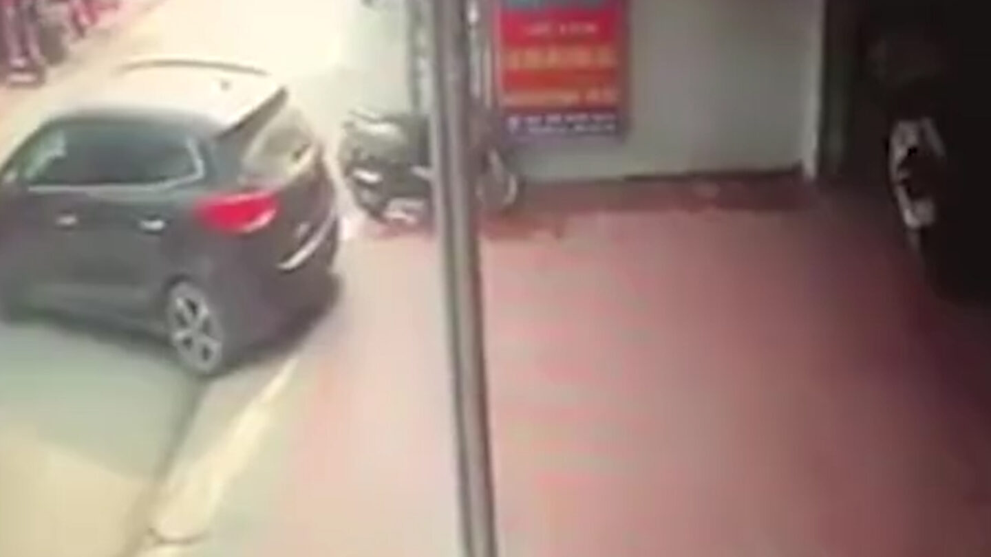 Le ofreció ayuda a un conductor para estacionar y terminó aplastado contra una pared |