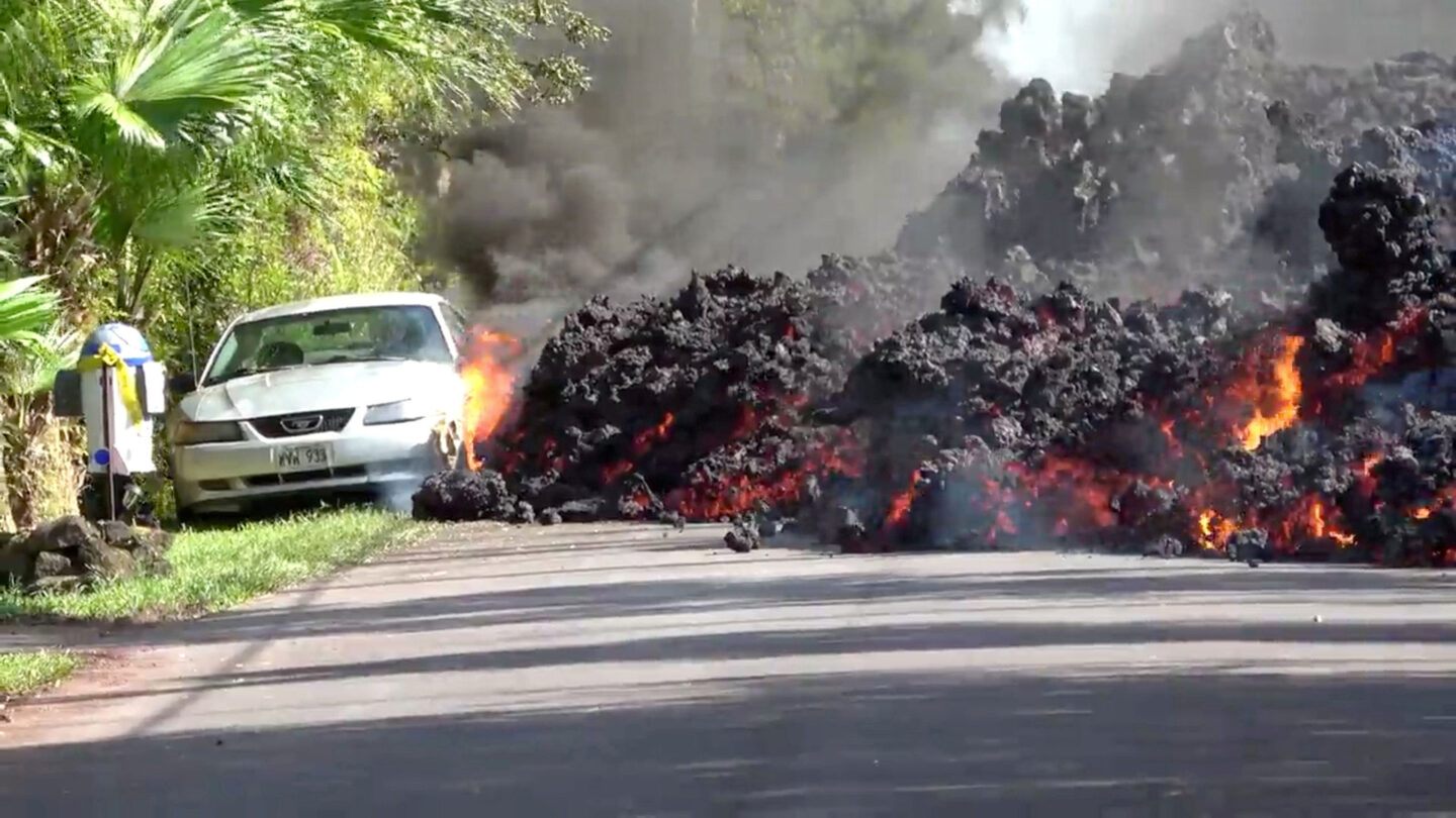 El impactante video del volcán Kilauea devorando un auto aparcado en la calle |