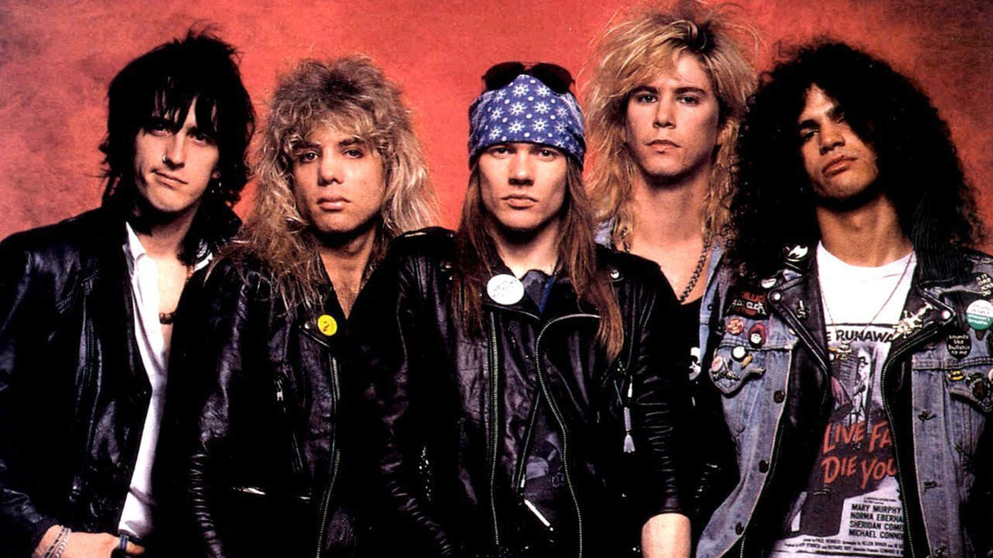 Guns N Roses eliminó una canción de la reedición de su disco debut por su contenido homófobo y racista |