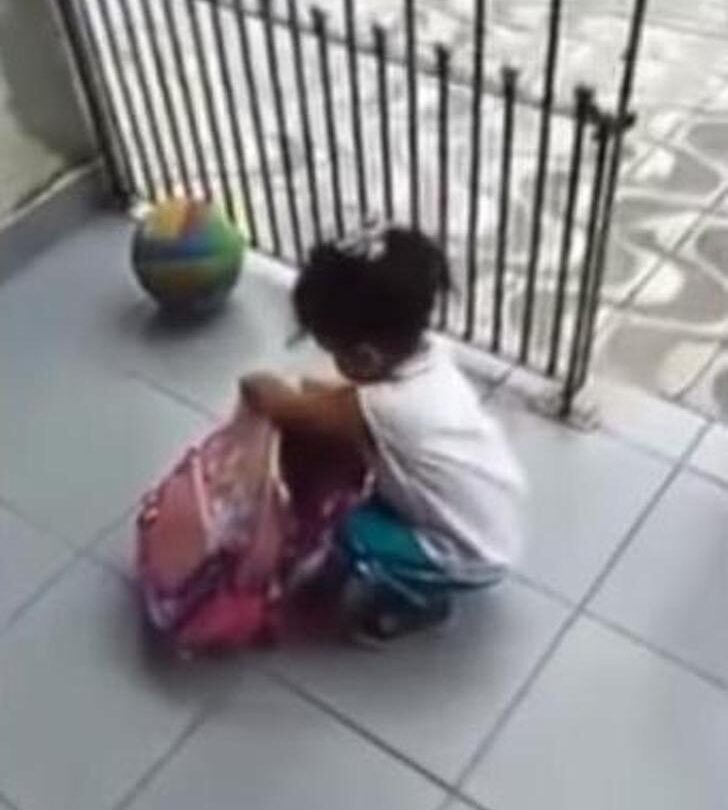Vio que algo se movía en la mochila de su hija La obligó a quitársela y mostrarle qué guardaba |