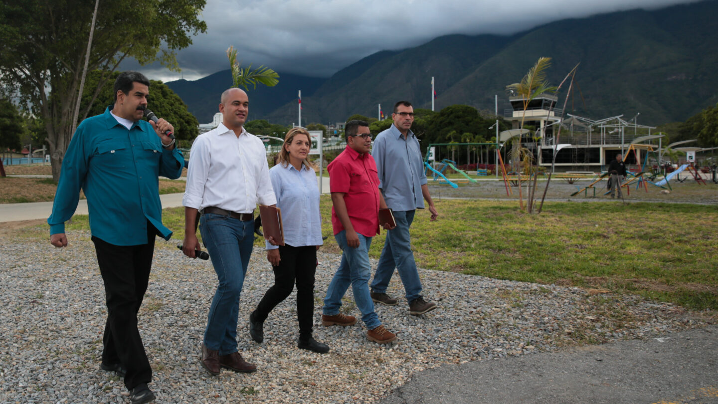 Nícolás Maduro aprobó recursos para nuevo sistema de transporte público |