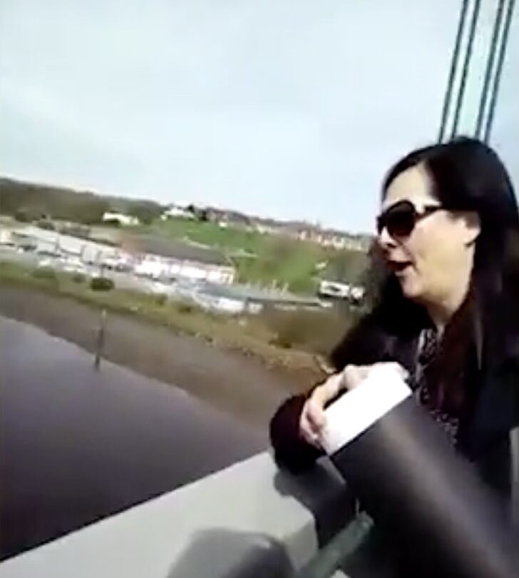 Iba a lanzar las cenizas de su madre al mar pero se las terminó comiendo y esparciendo por su rostro |