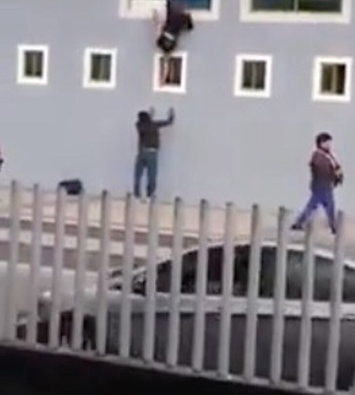 Graban a 3 jóvenes huyendo de un motel en Colombia El trío amoroso hizo una escalera humana |