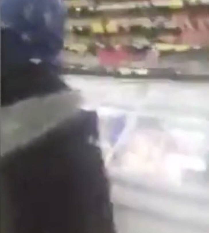 Hombre racista humilla a una mujer musulmana Intenta limpiarla al interior de un supermercado |