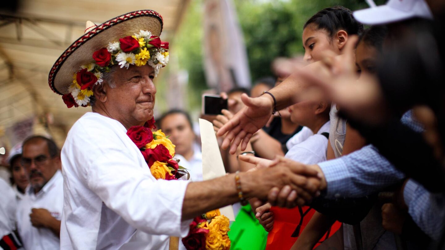 Empresarios mexicanos fuman pipa de la paz con candidato López Obrador |