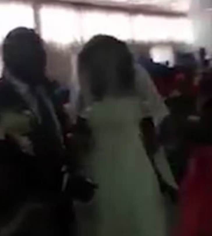 Vestida de novia irrumpe en la boda de su ex pareja Quiso alcanzar en el altar a la futura esposa |