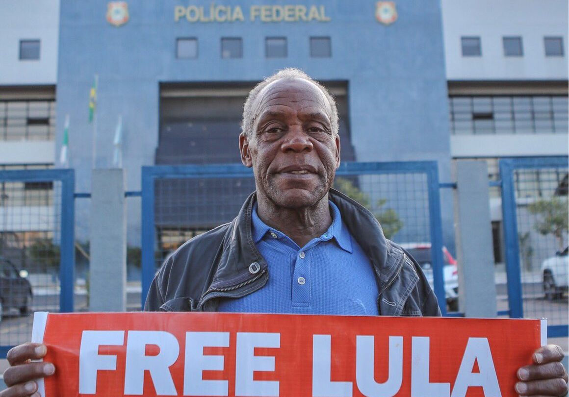 El actor Danny Glover y Dilma Rousseff visitaron a Lula |