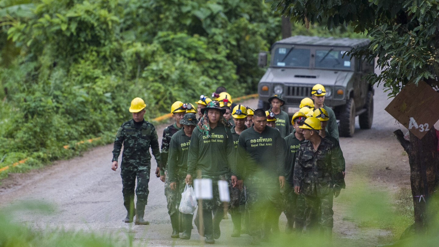 En medio de temores por fuertes lluvias se reanudó el rescate de los últimos cuatro niños y su DT atrapados en la cueva de Tailandia |
