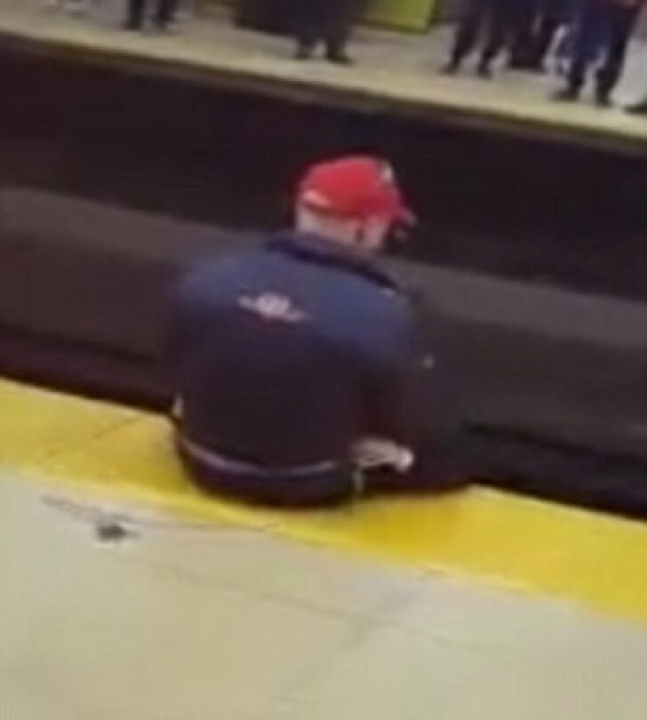 Bajó a la vía del tren y esperó su muerte Un extraño se sienta frente a él lo rodea con sus brazos |