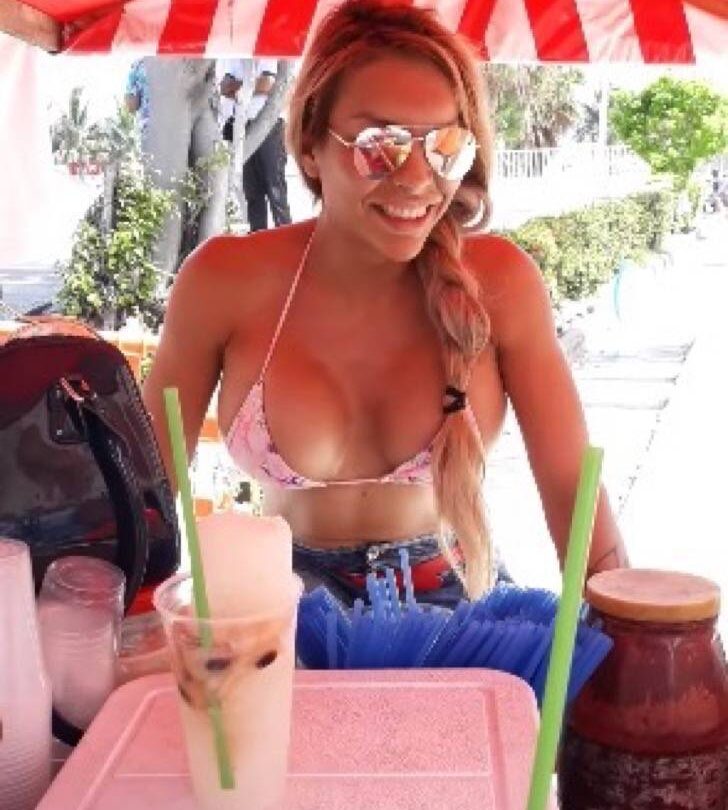 Sexy vendedora ambulante saca suspiros con su belleza Hasta que abre la boca y notan su gruesa voz |