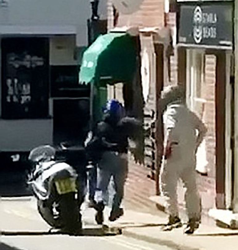 El heroico momento en que una joven británica frustra el escape de unos ladrones de joyas |