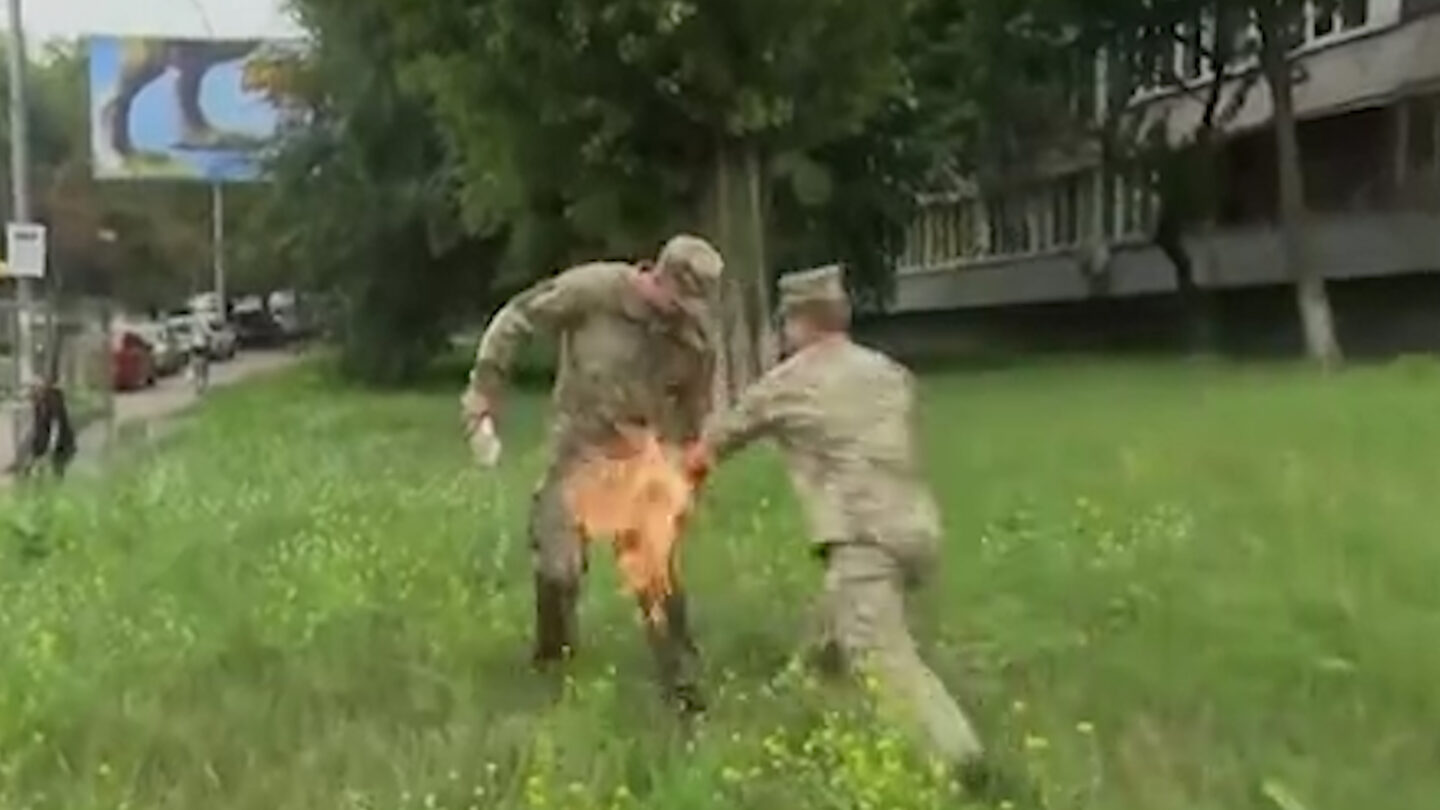 El impactante momento en que un soldado ucraniano se prende fuego en protesta por haber sido despedido del Ejército |