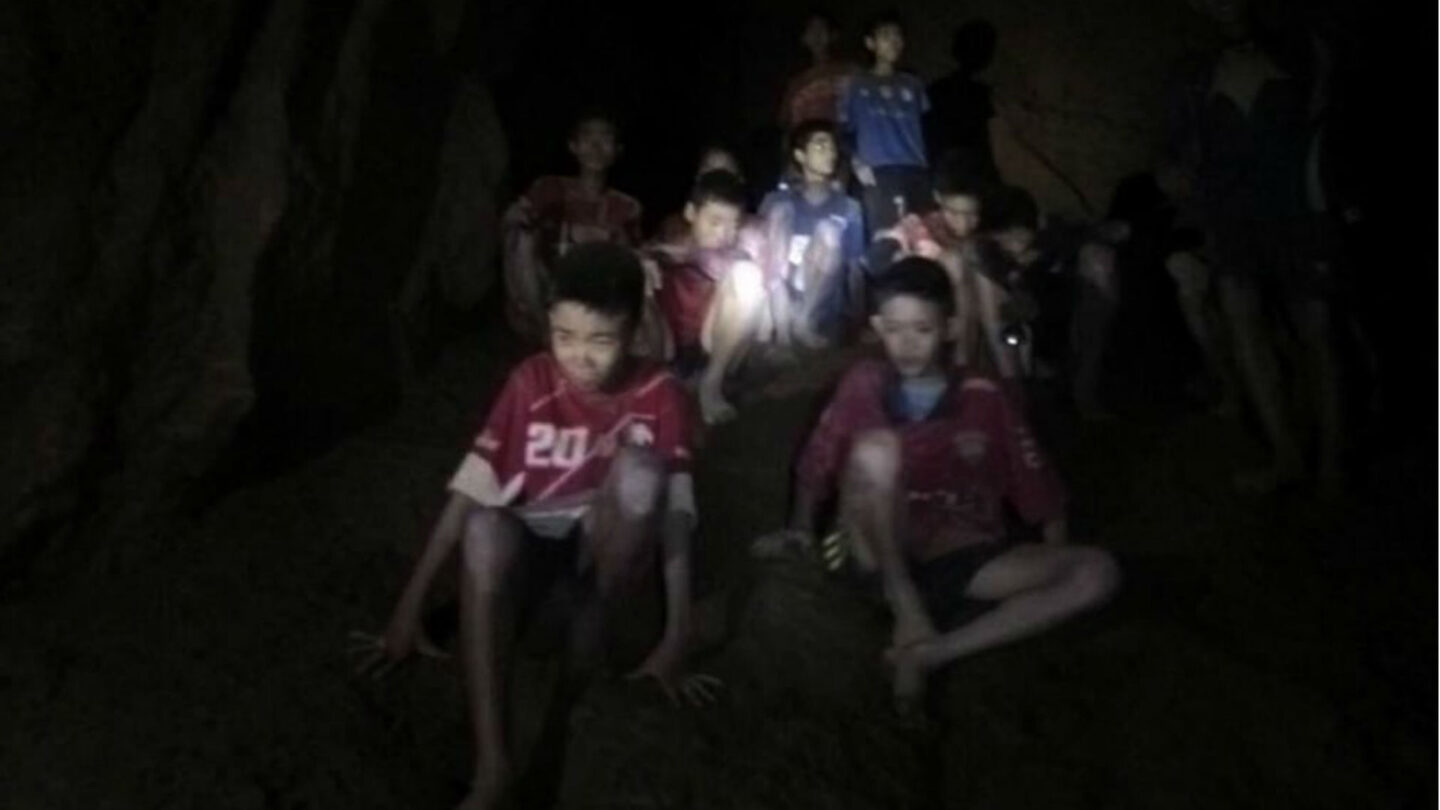 Las autoridades tailandesas controlan los niveles de oxígeno en la cueva donde están los 12 niños atrapados |