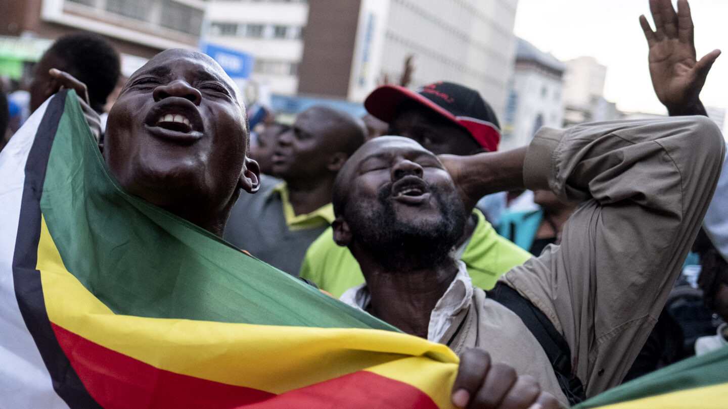 El partido gobernante en Zimbabwe logró la mayoría absoluta en el Parlamento |