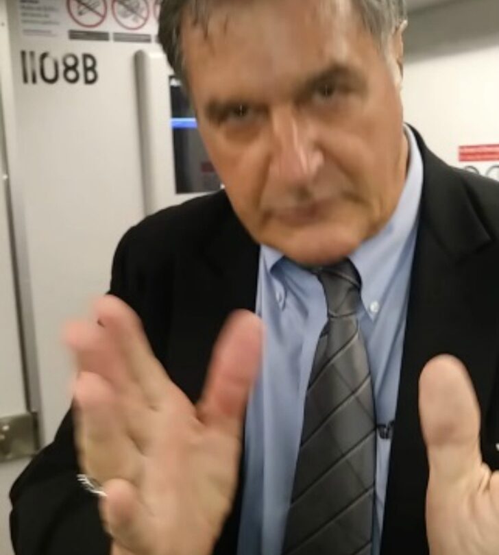 Sufrió de convulsiones en el metro Este hombre sin alma lo saca del vagón para llegar rápido a casa |