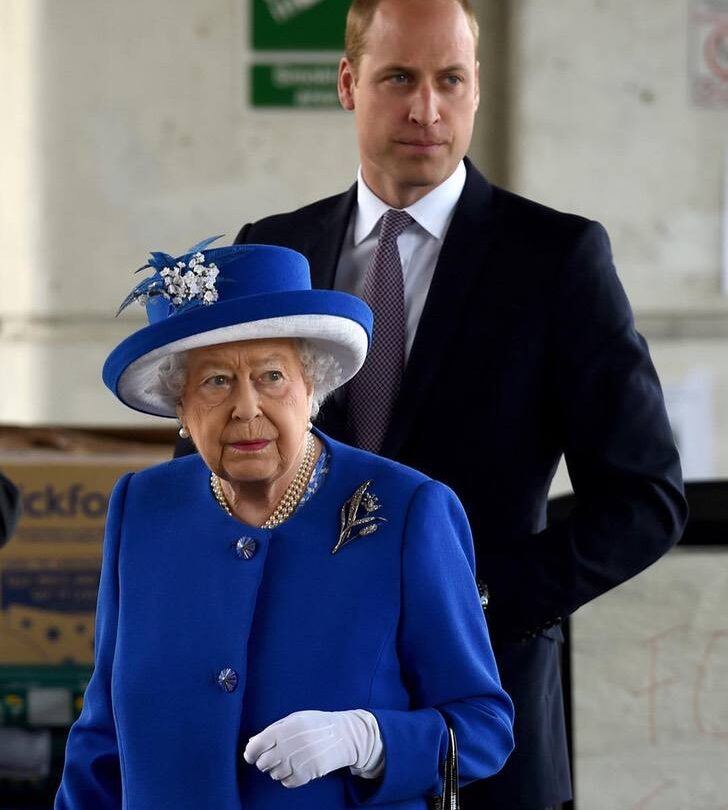 El viento le jugó una mala pasada a la reina Isabel Se le alborotó la falda y los memes surgieron |