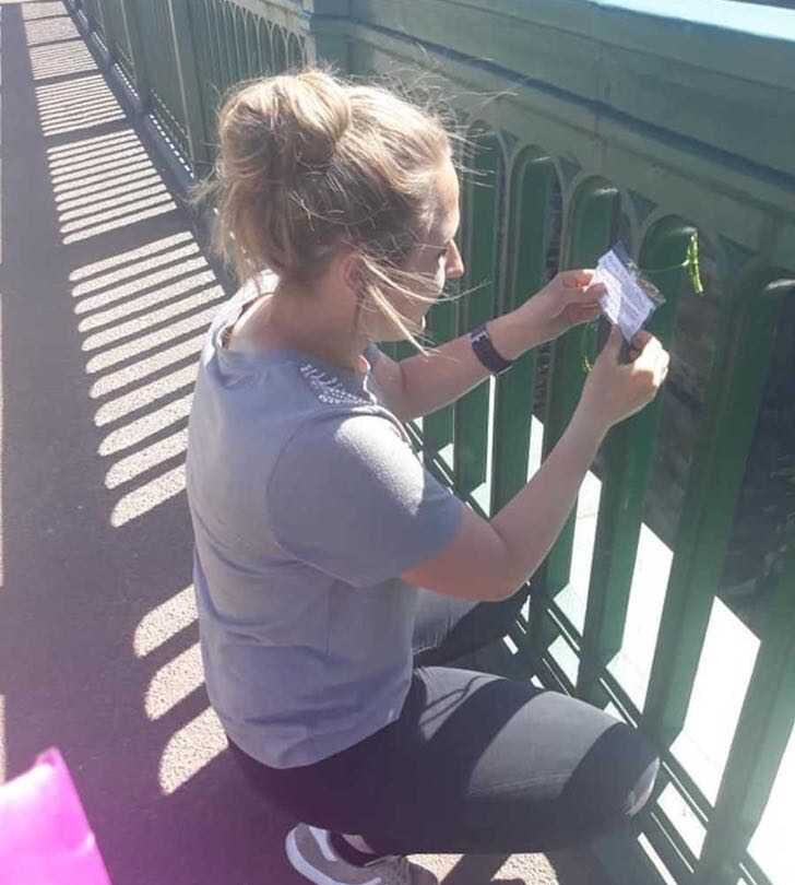 No quería vivir y fue a un puente para saltar Vio una nota entre los barrotes y se acercó a leerla |