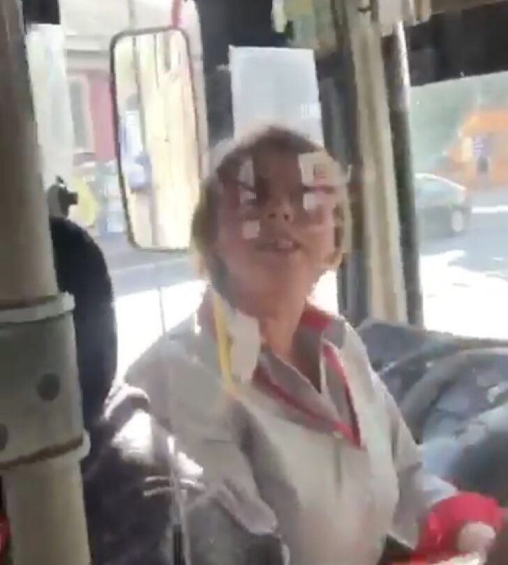Chofer de bus agrede a hombre por ser venezolano Lo enfrenta toma su cabello y lo baja a la calle |