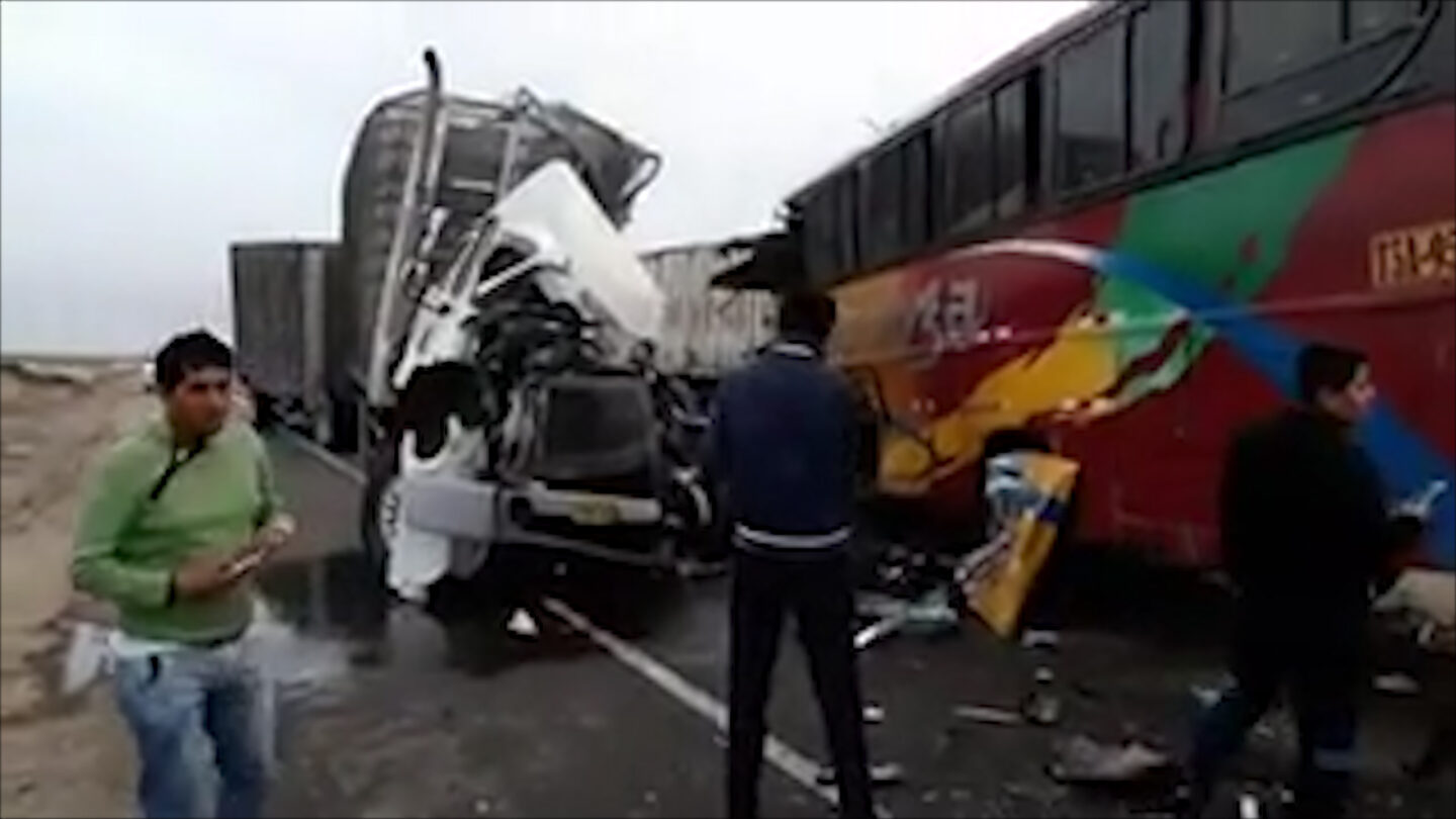 Tragedia en Perú dos accidentes de tránsito dejaron un saldo de 10 muertos y 50 heridos |