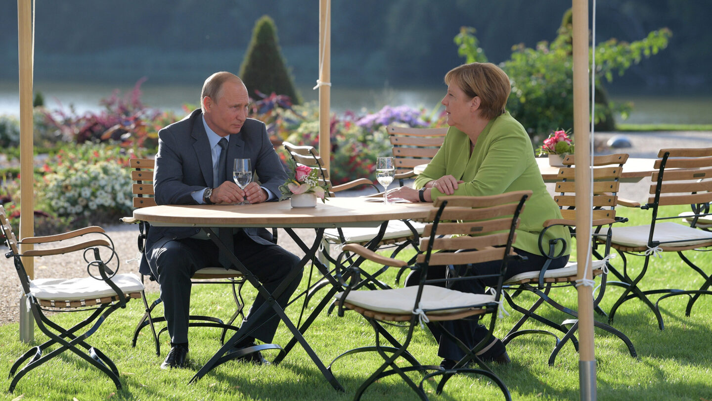 Angela Merkel y Vladimir Putin discutieron sobre la necesidad de resolver las crisis en Ucrania y Siria |