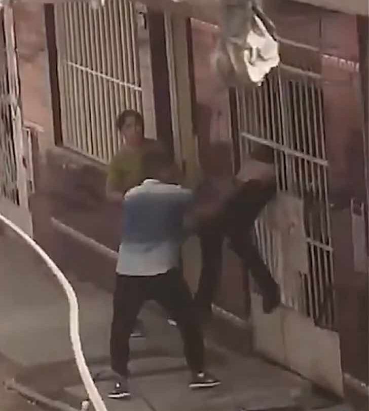 Roba en una tienda y golpea al dueño El escape se complica cuando su cabeza se atasca en la reja |