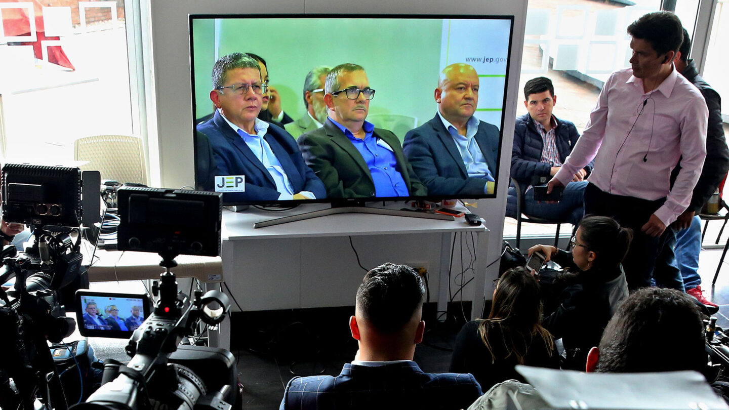 El drama de las víctimas de las FARC en primera persona 31 ex comandantes son indagados en la Justicia por 8163 secuestros |
